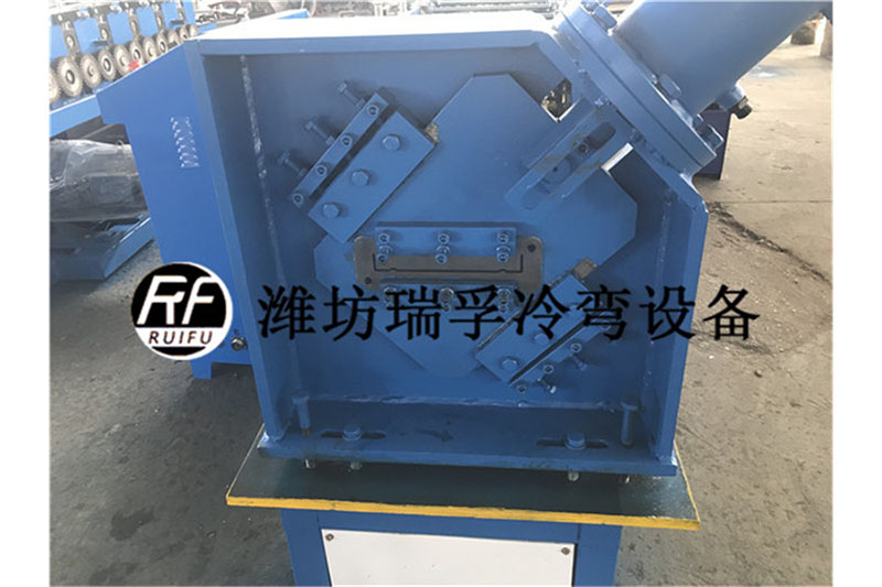 U型梯邊設(shè)備.jpg